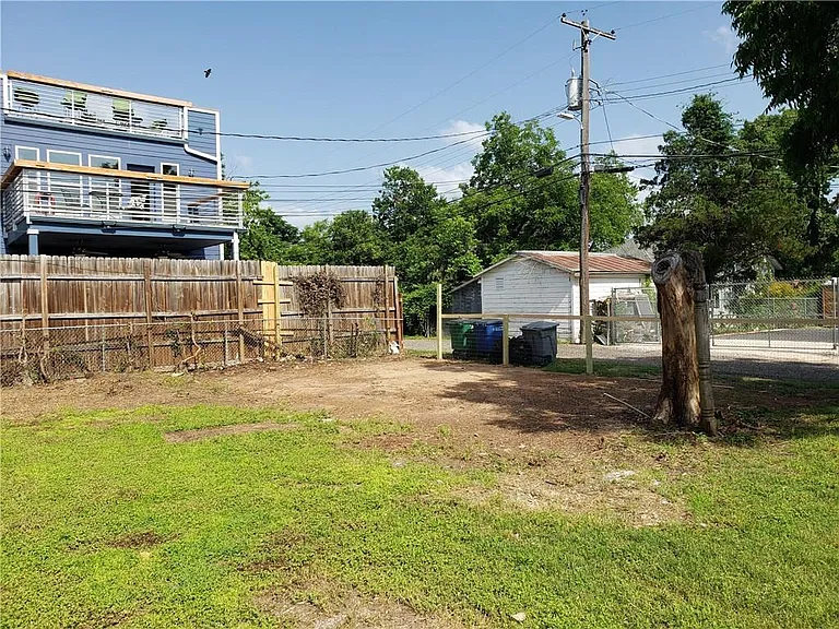 1405 Waller St — Photo 15
