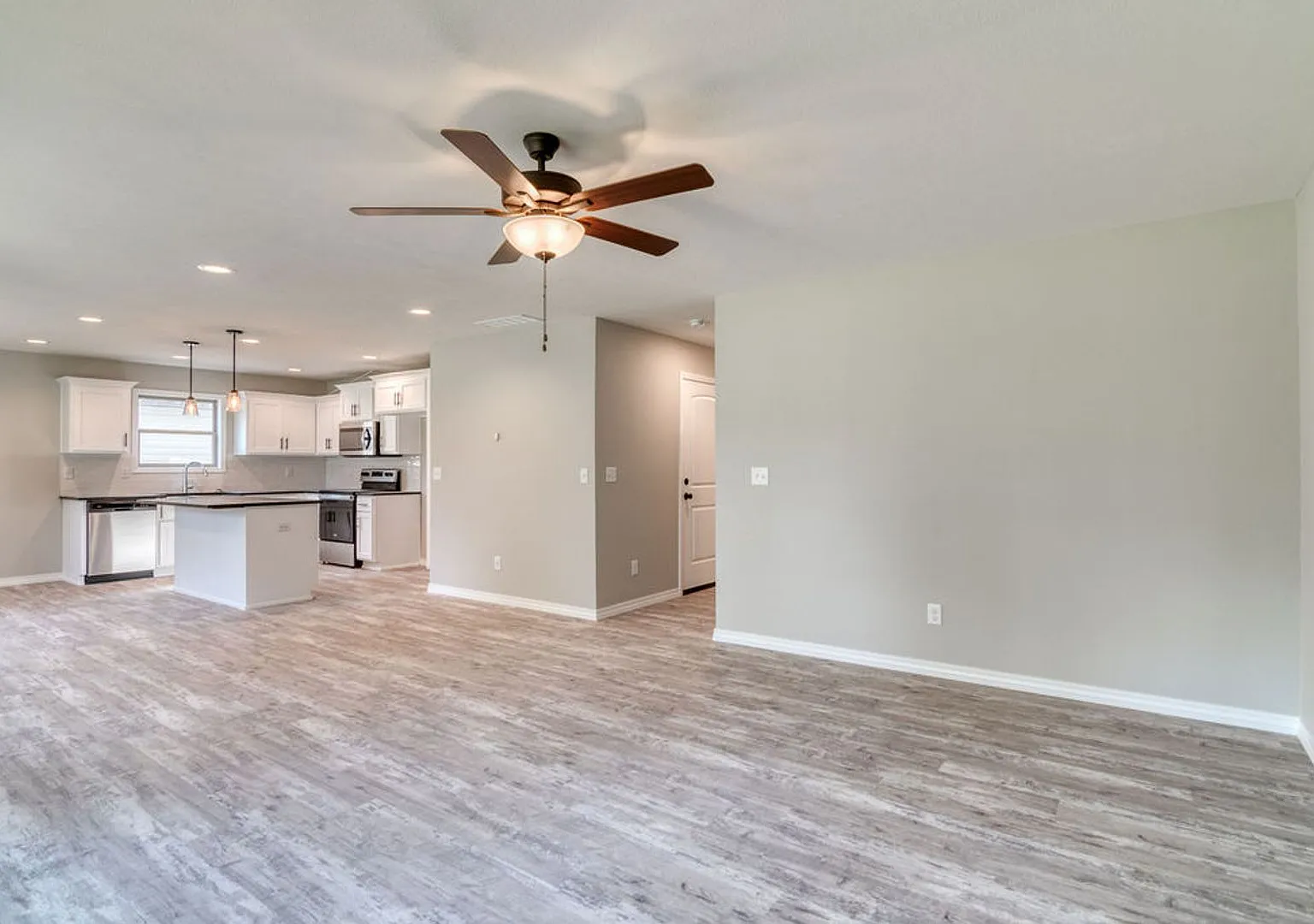 Nearly New 3 Bedroom 2.5 Bathroom Springfield Home — Photo 3