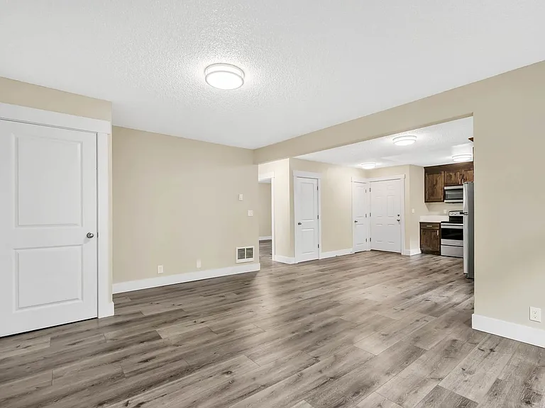 Cape Lee Apartments 2 & 3 Bedroom 1 Bathroom units — Photo 13