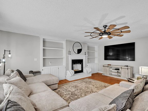 3rd image of 418 Woodfield Dr