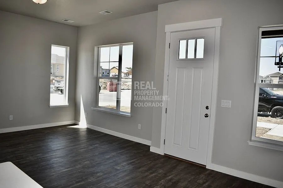 Luxury Corner Townhome with Mountain Views in Loveland — Photo 4