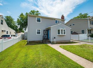 21 Orchard St, Lindenhurst, NY 11757