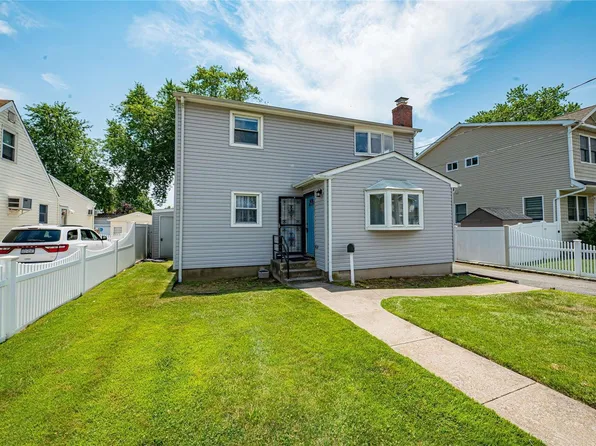 21 Orchard Street, Lindenhurst, NY 11757