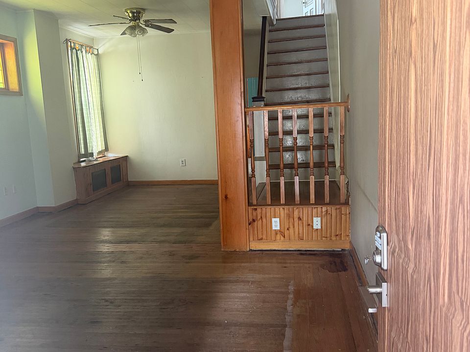 1st image of 901 W Norwegian St