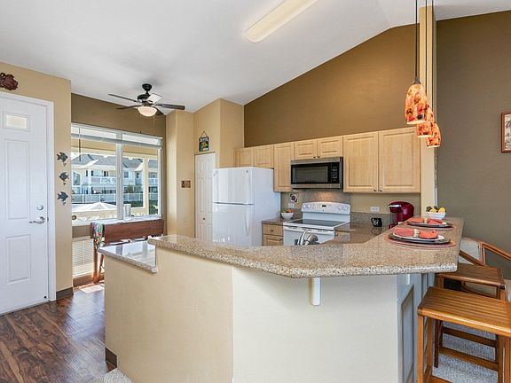 3rd image of 75-6009 Alii Dr APT T22