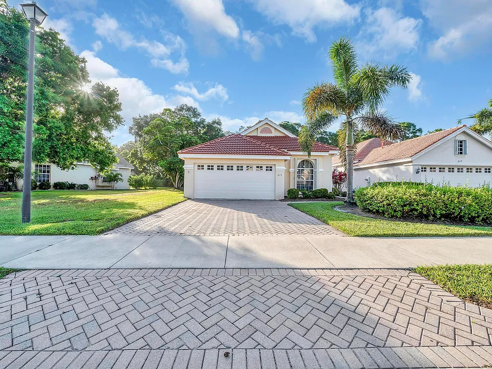 615 SW Saint Thomas Cv