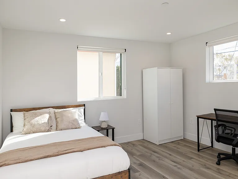 Fully Furnished Housing: 1419 W 35th St — Photo 28