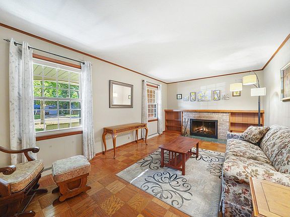 4th image of 1542 Springbrook Dr