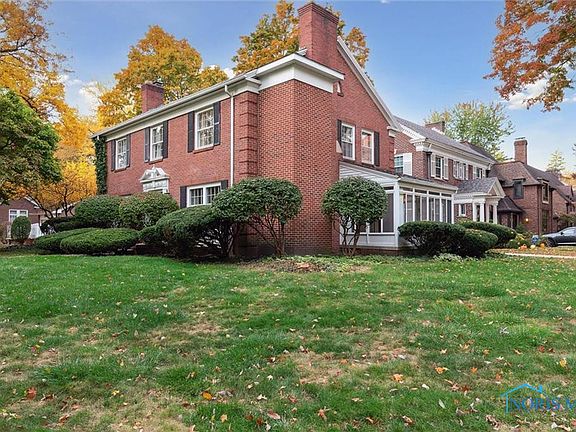 3rd image of 2521 Meadowwood Dr