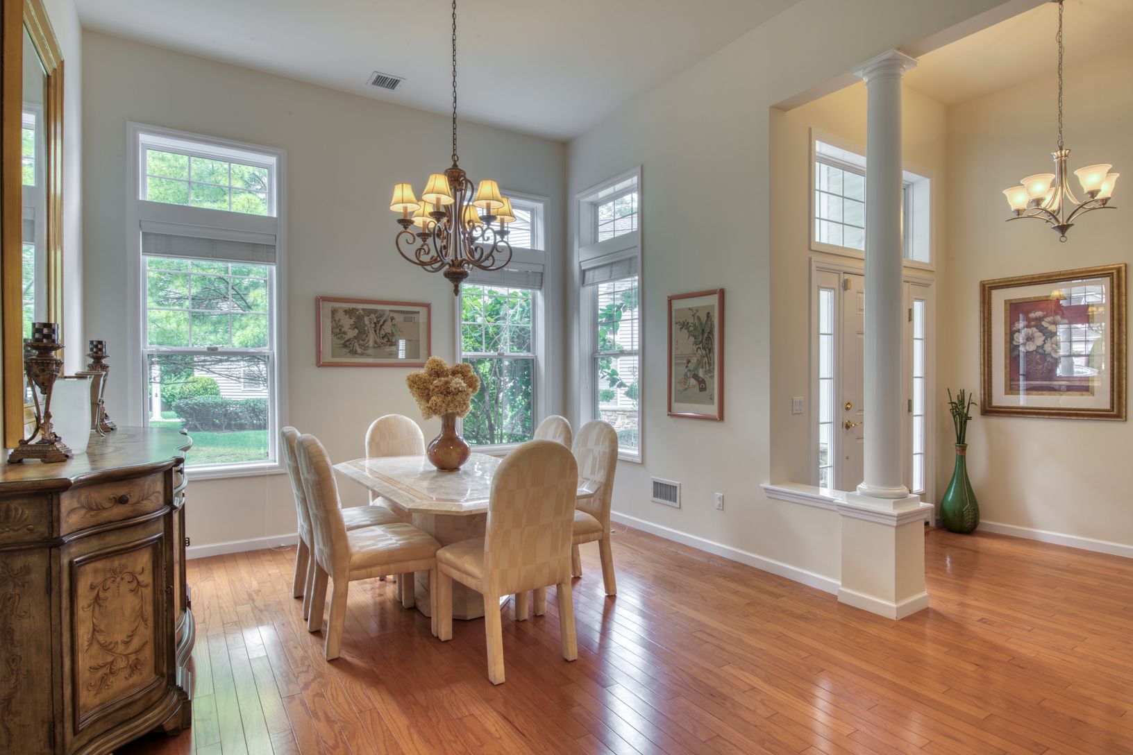  Entry / Formal Dining Room