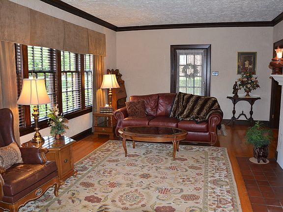 3rd image of 111 Gordon St