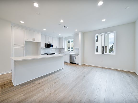 4th image of 2440 E Lincoln Ave #3