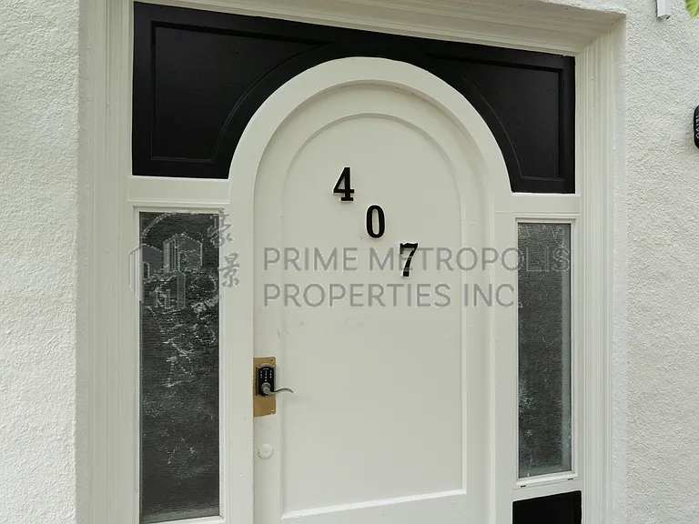 407 NE 45th St #8 — Photo 2