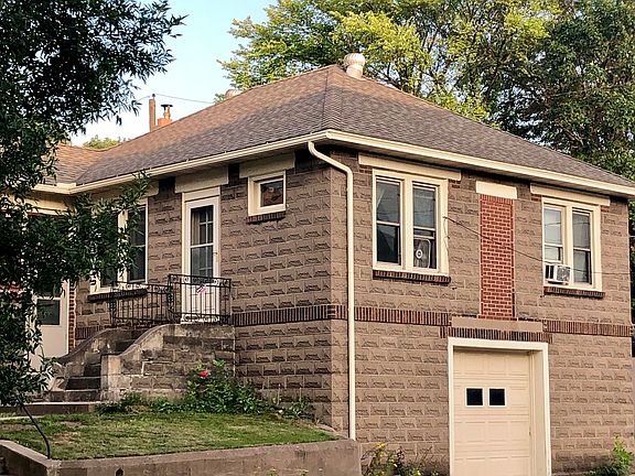 Apartment behind house 