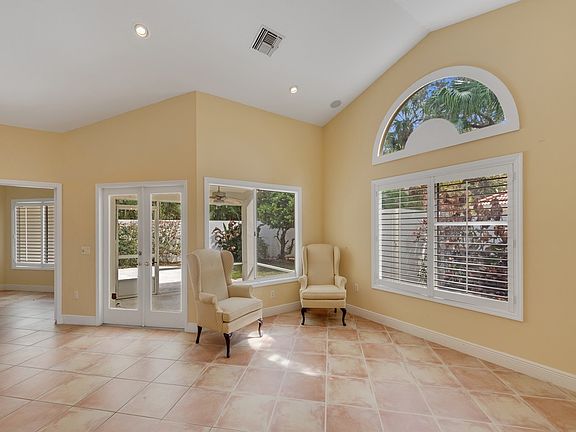 4th image of 210 N Carmel Ct