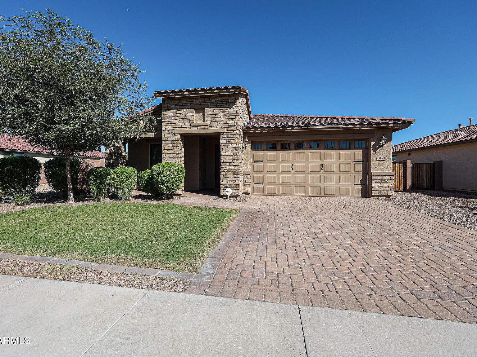 3 bed, 3.0 bath, 1959 sqft, $2,400 — Photo 2