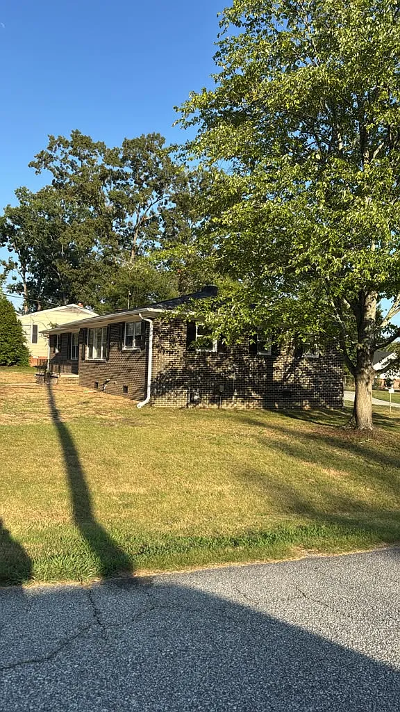 3 bed, 1.5 bath, 1501 sqft, $1,900 — Photo 3