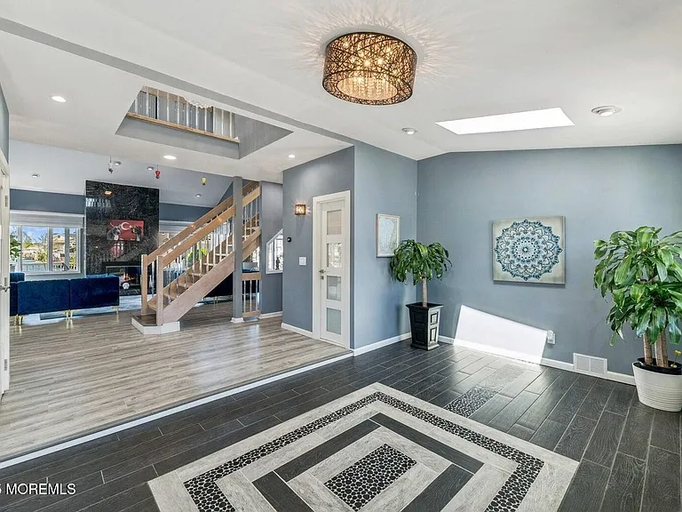 385 Aldo Dr — Photo 9