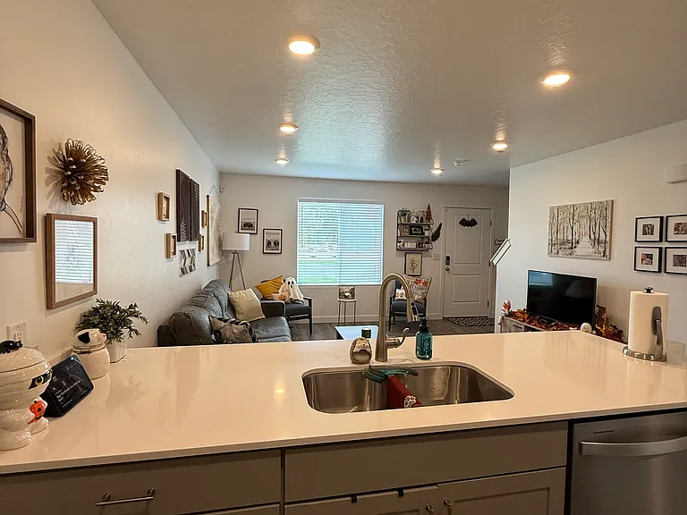 28 N Monitor Row — Photo 9