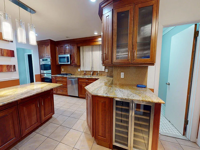 669 N Henderson Rd — Photo 15