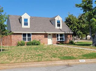 833 James St, Azle, TX 76020