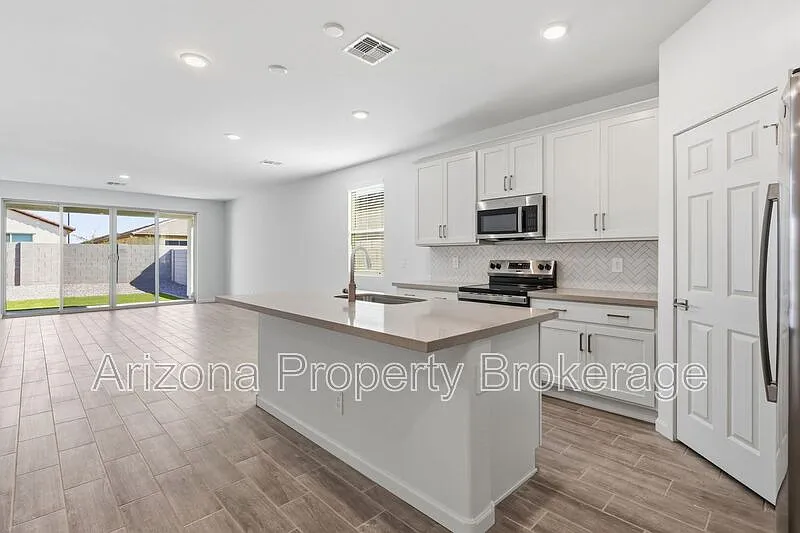 5 bed, 3.0 bath, 2071 sqft, $2,295 — Photo 2