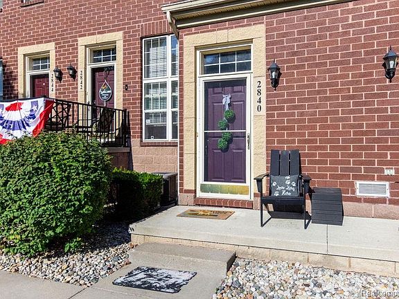 4th image of 2840 Van Alstyne St #13