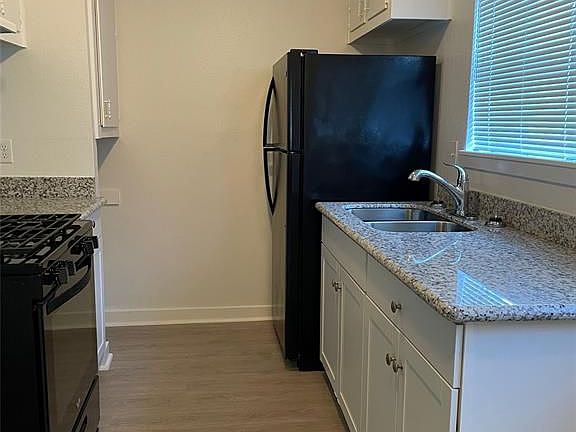 3rd image of 804 Danna St