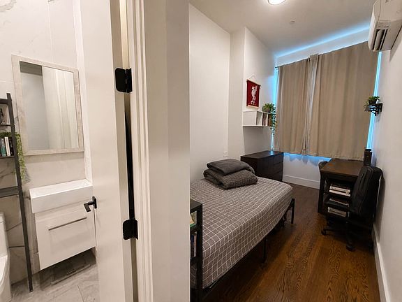 5th image of 116 Seigel St APT 1