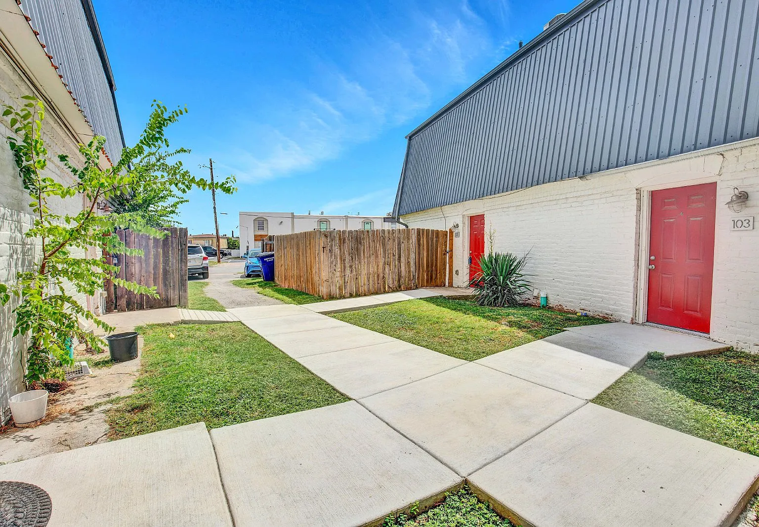 2 bed, 1.5 bath, 903 sqft, $1,199 — Photo 3