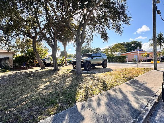 4th image of 717 8th Avenue N