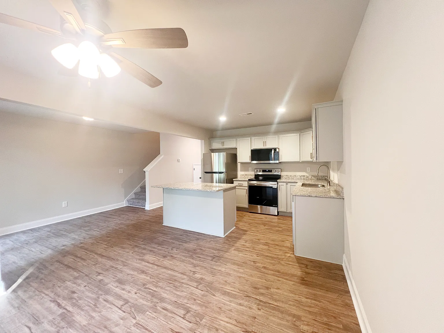 3 bed, 2.5 bath, 1310 sqft, $1,675 — Photo 3