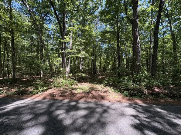 25 N Bluff Point Rd, Kilmarnock, VA 22482