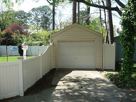 Detached Garage/ Workshop