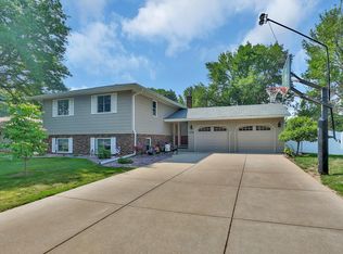 3770 Gresham Way N, Oakdale, MN 55128