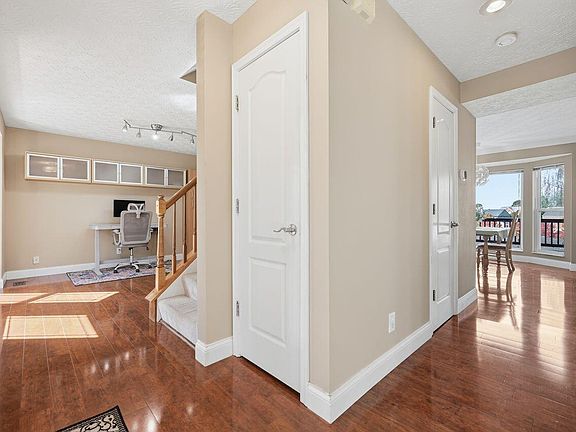 4th image of 16 Glenridge Dr