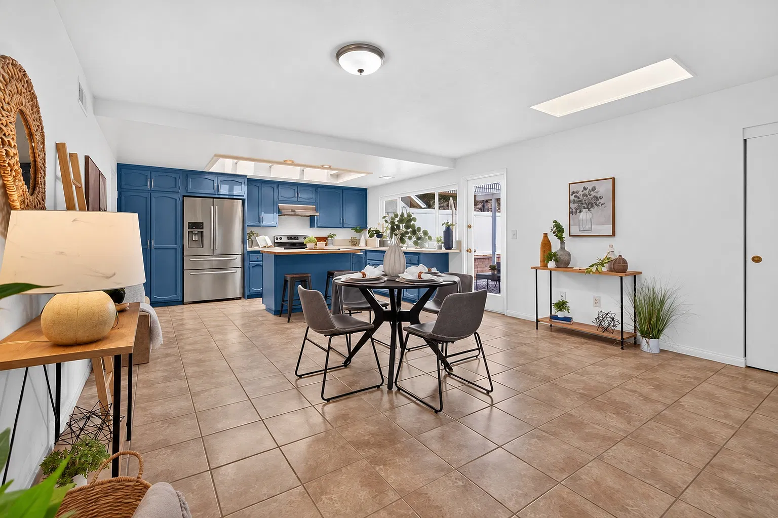 3 bed, 1401 sqft, $4,500 — Photo 3