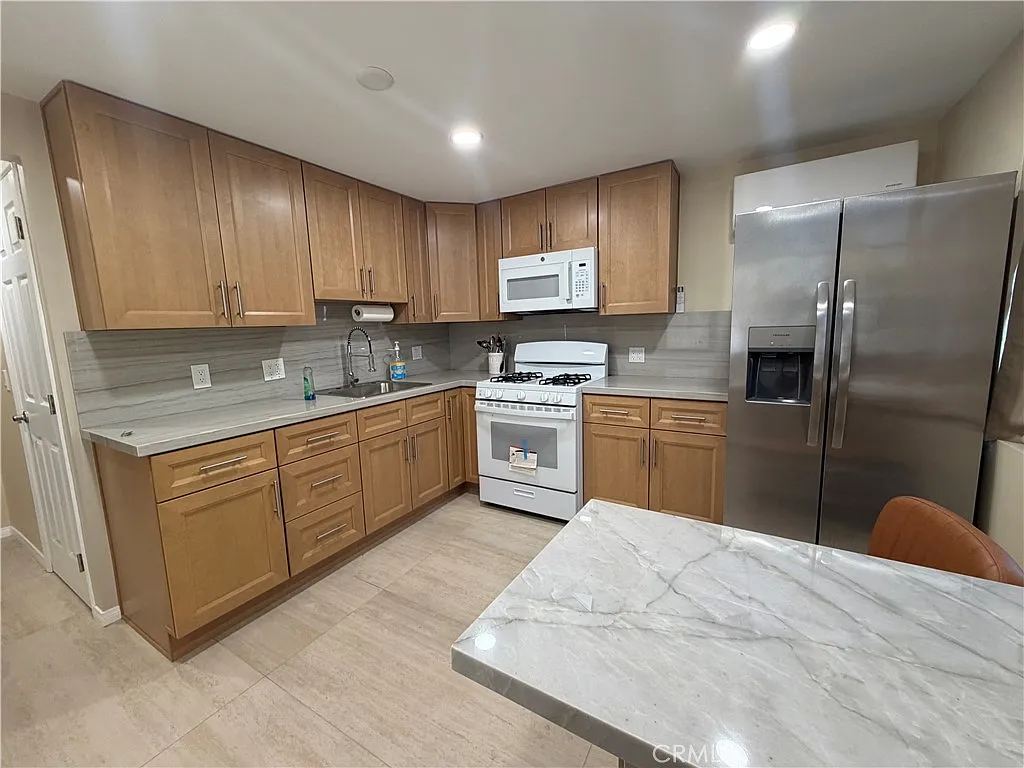 1 bed, 324 sqft, $2,000 — Photo 3