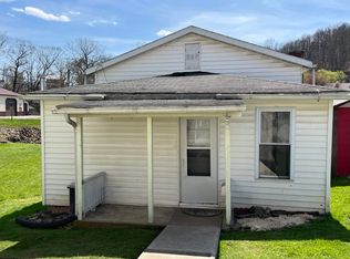 1020 1/2 E Main St, Mannington, WV 26582