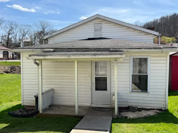 1020 1/2 E Main St, Mannington, WV 26582