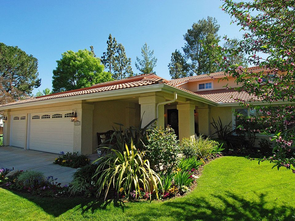 Calabasas Cul-De-Sac...Entertainers Yard with Pool
