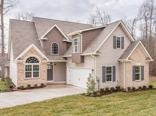 887 Oak Hills Dr, Lenoir City, TN 37771