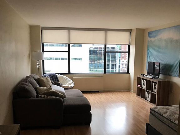 4th image of 112 Washington Pl #0