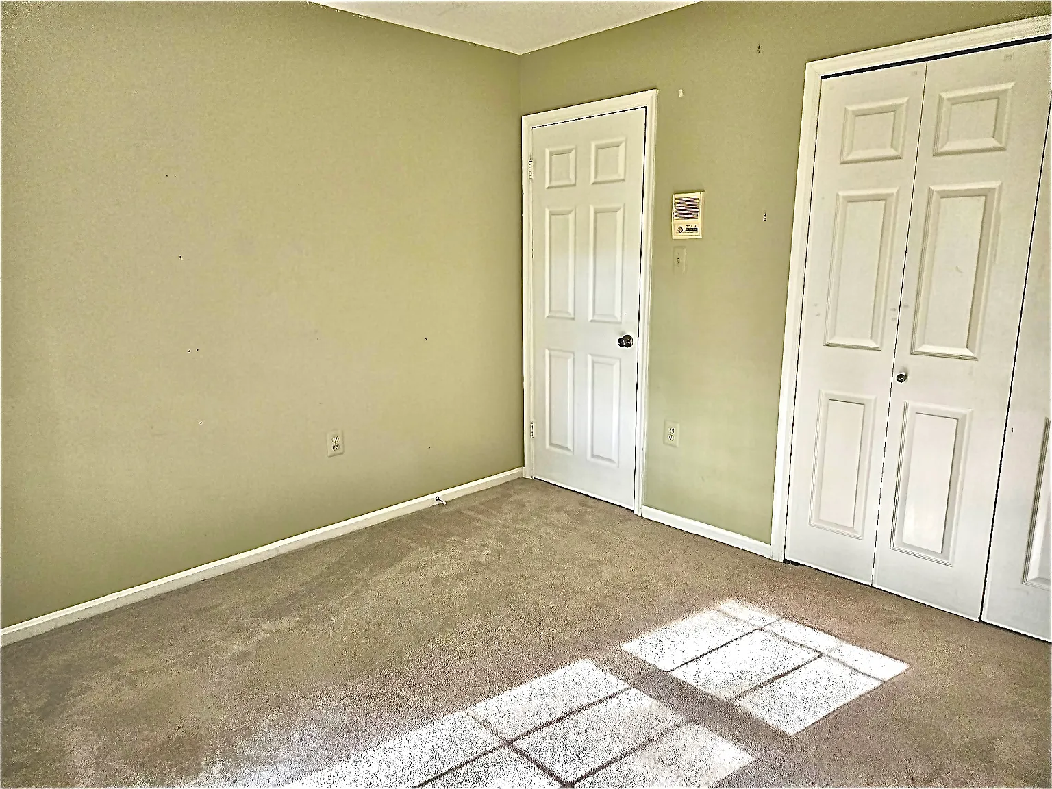 4 bed, 2100 sqft, $985 — Photo 2