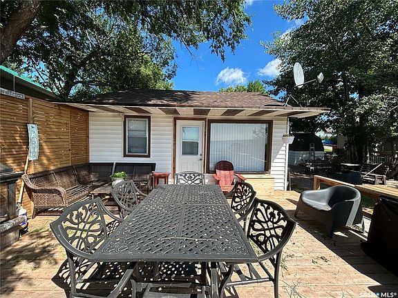 2nd image of 832 Poplar Cres