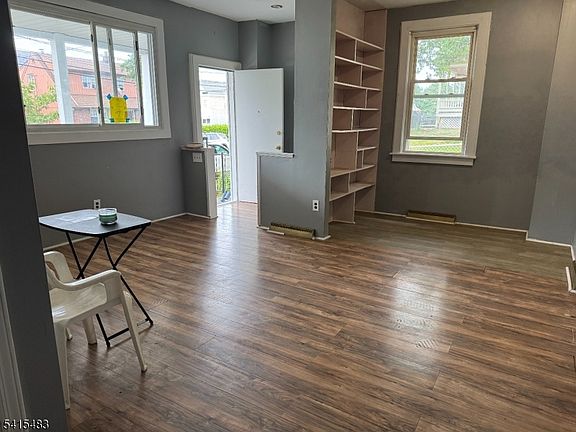 3rd image of 149 W 2Nd St