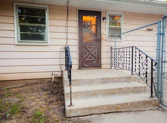 3rd image of 1813 Barton Blvd