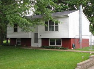 15 B Ave, Newhall, IA 52315