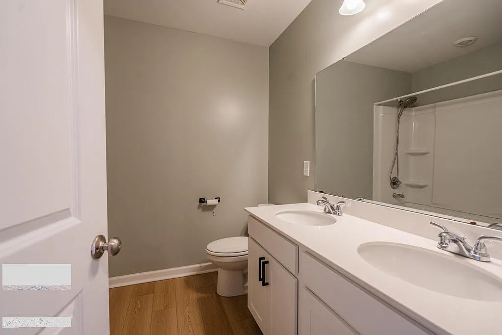 4 bed, 2.5 bath, 2812 sqft, $2,350 — Photo 4