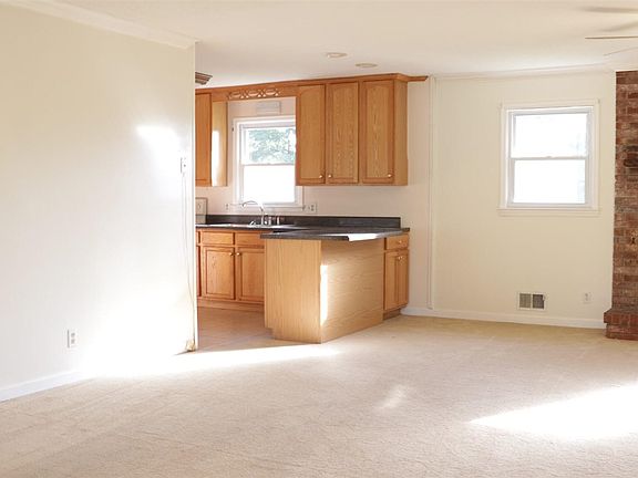 3rd image of 10 Willowood Dr